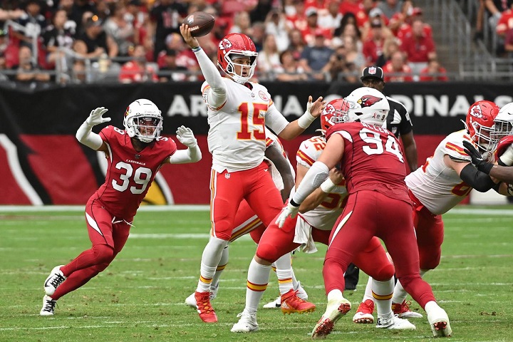 patrick mahomes är mycket glad över att hans rival Tom Brady inte gick i pension